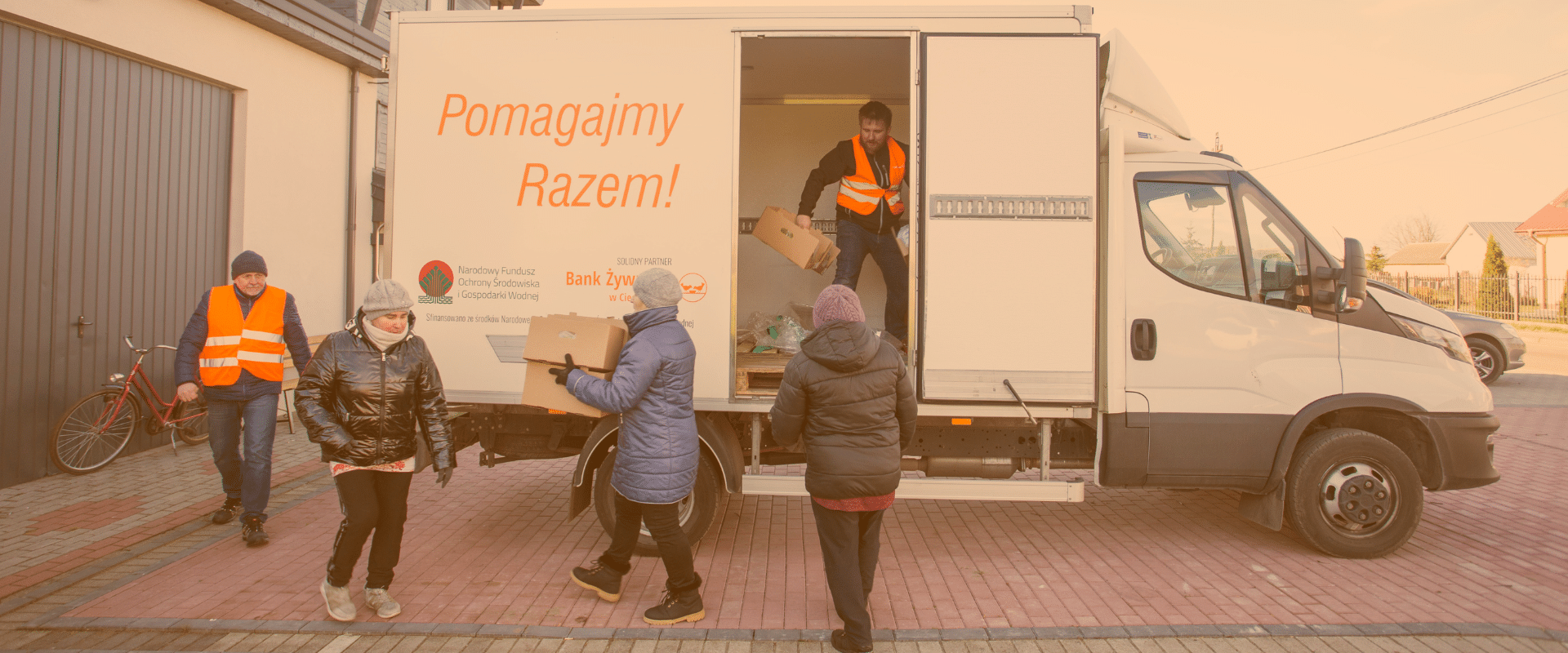 Pracownicy Banku Żywności sortują produkty spożywcze