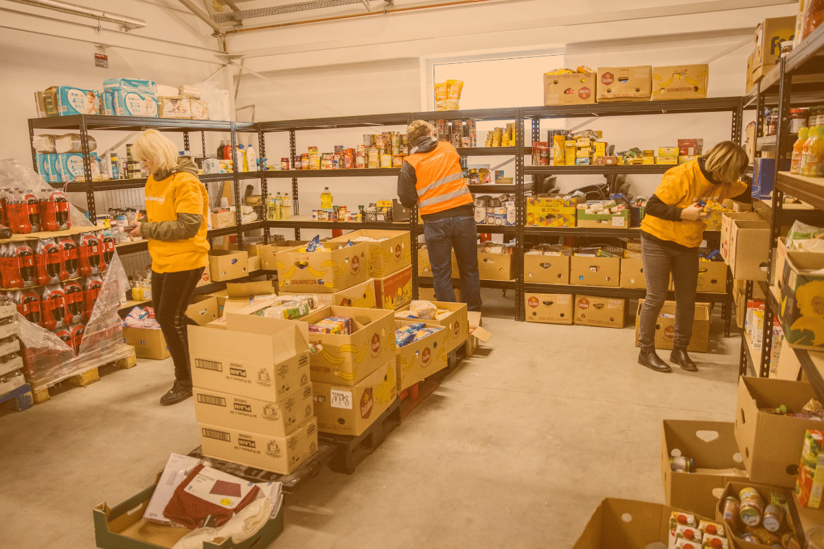 Magazyn żywności i pracownicy segregujący produkty
