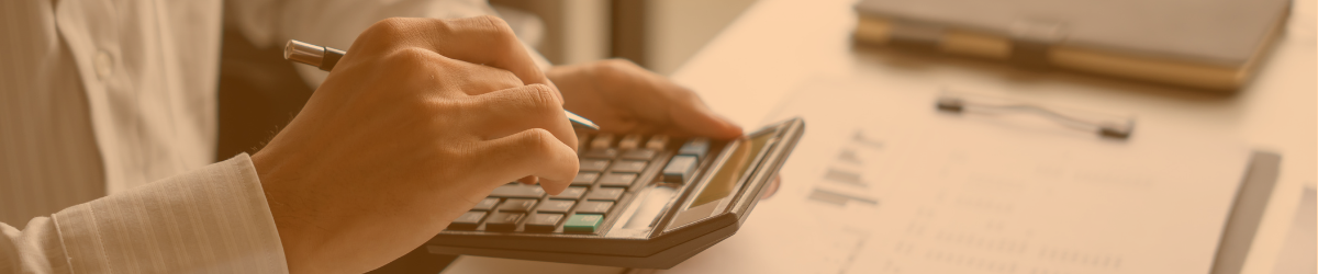 Zespół omawiający dokumenty finansowe i podatkowe
